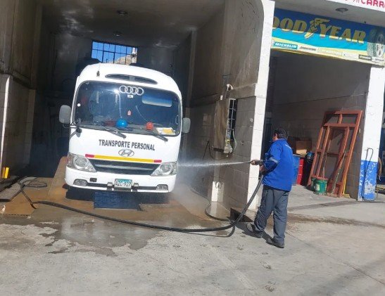 Unidad Hyundai en mantenimiento y lavado