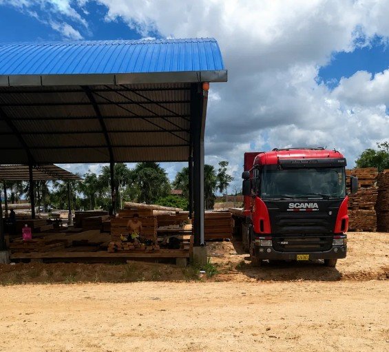 Carga de madera y triplay en semitrailer