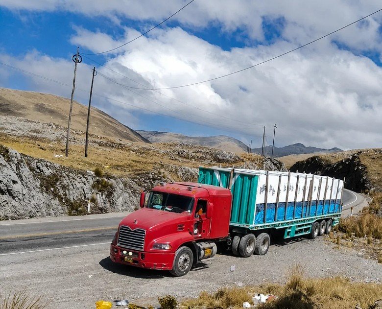 Mack de Transportes Barja en ruta de sierra peruana