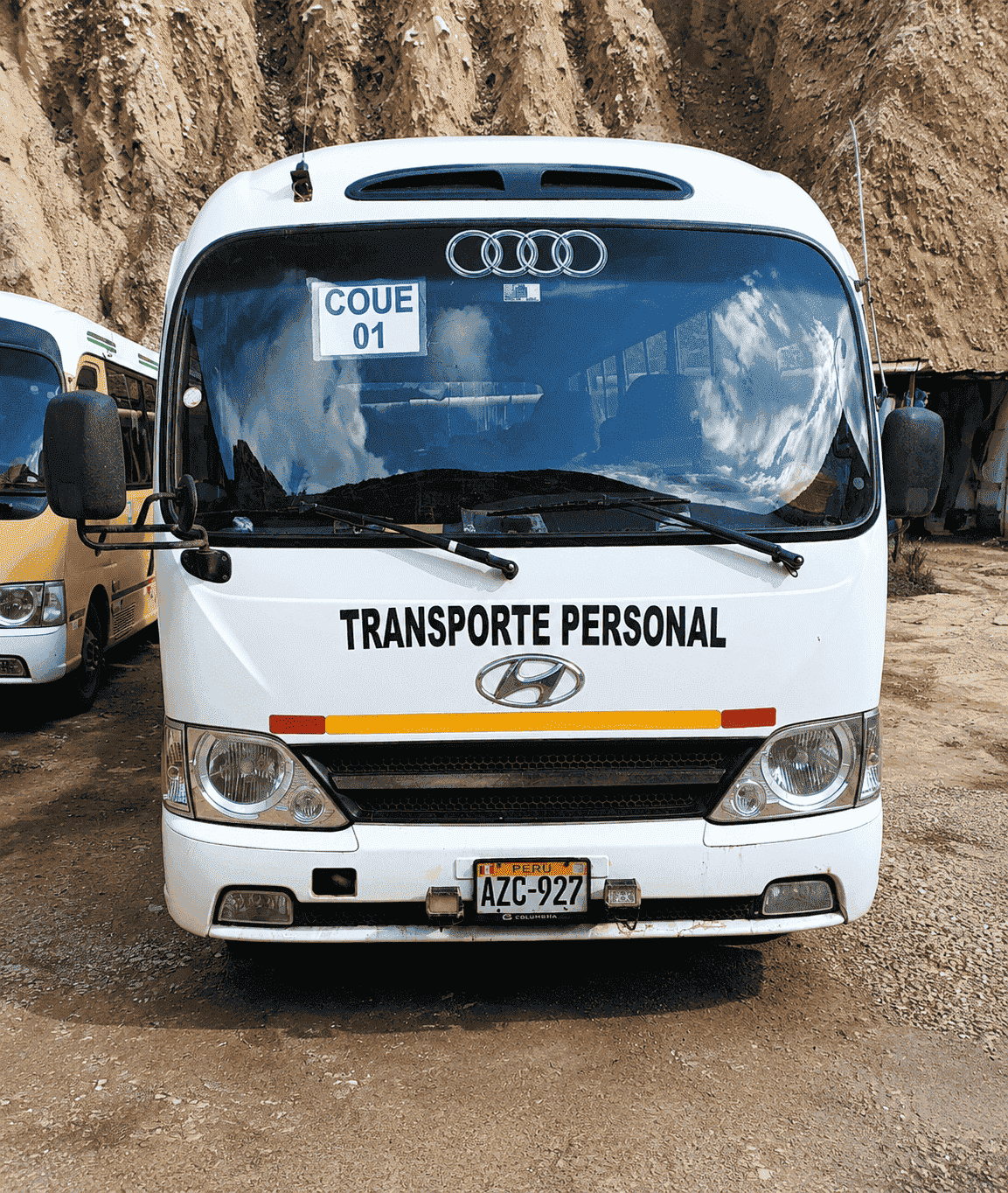 Bus Hyundai de Transportes Barja para personal minero