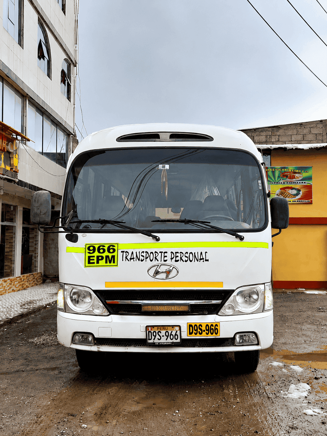 Bus Hyundai adicional para traslado de personal